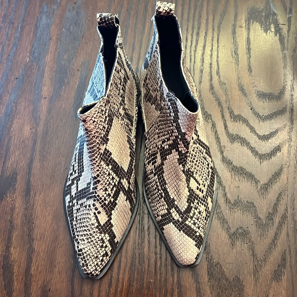 asos snake skin print, low heeled boot. Sz 9. Cream/black
